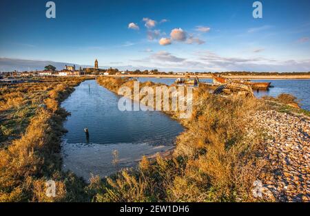 France, Vendée (85), île de Noirmoutier, Noirmoutier-en-l'Ile, le château et l'église Saint-Philbert le long du canal Stock Photo