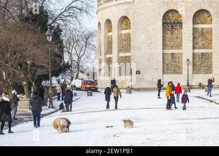 France, Paris, Montmartre, esplanade of the Sacre Coeur under the snow Stock Photo