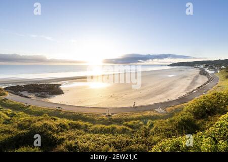 France, Cotes d'Armor, Plérin, young woman walking at dawn along the beach of rosaries Stock Photo