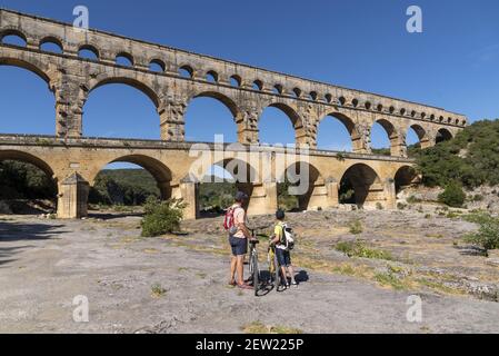 France, Gard, Vers-Pont-du-Gard, ViaRhôna, father and son near the Pont du Gard Stock Photo