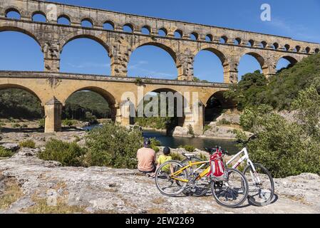 France, Gard, Vers-Pont-du-Gard, ViaRhôna, father and son near the Pont du Gard Stock Photo