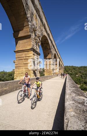 France, Gard, Vers-Pont-du-Gard, ViaRhôna, father and son near the Pont du Gard Stock Photo