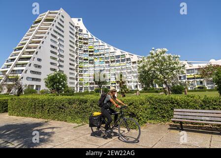 France, Hérault (34), La Grande-Motte, young woman on bicycle Stock Photo