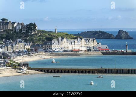 France, Ille-et-Vilaine, Cancale, the port and the seafront Stock Photo