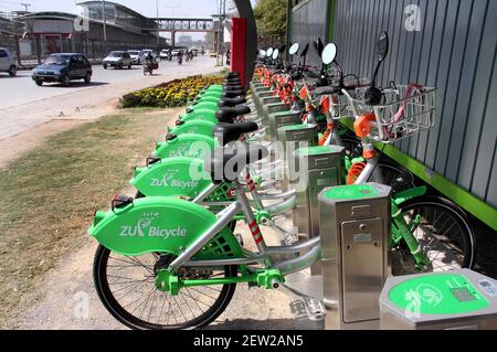 U jamoat transportida jo‘jani paypaslab yuribdi.