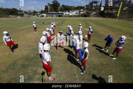 Youth baseball coach talks to team Stock Photo - Alamy