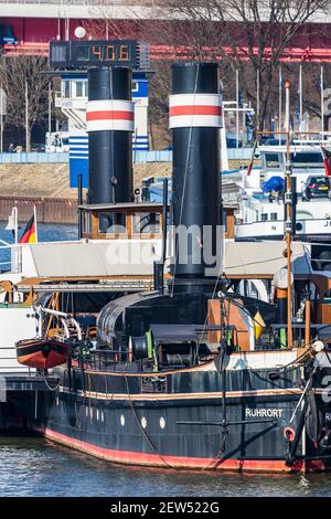 Vinckekanal canal with Oscar Huber museum ship in the harbour of Ruhrort, Duisburg, Ruhr Area, North Rhine-Westphalia, Germany, Europe