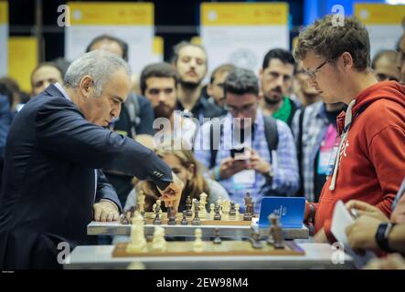 Russian Garry Kasparov, considered the best chess player in the world,  accepted the challenge and played chess this afternoon with ten  participants at the same time at the Web Summit held at