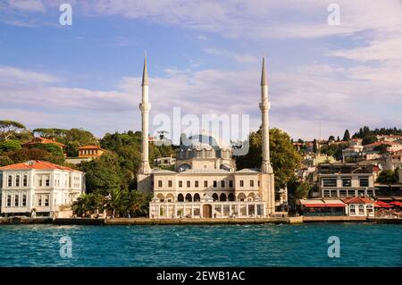 View on the bank of Bosporus Strait with Beylerbeyi Hamid-i Evvel Mosque, baroque styled two minaret mosque in Beylerbeyi neighborhood of Uskudar Stock Photo