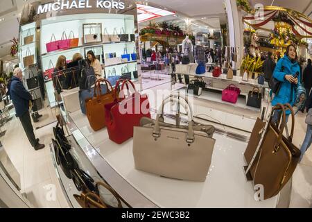 Escalofriante tallarines concierto Shoppers browse Michael Kors handbags in the Macy's Herald Square flagship  store on Sunday, March 26, 2017. (Photo by Richard B. Levine) *** Please  Use Credit from Credit Field *** Stock Photo - Alamy