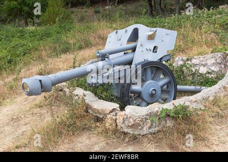 Sevastopol, Crimea, Russia - July 28, 2020: German light field 105 mm howitzer LeFN 18/40 in the memorial complex Sapun-Gora in the hero city of Sevas Stock Photo