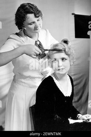 ANITA PAGE (1910-2008) American film actress has her hair waved about 1925 Stock Photo