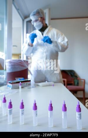 GERMANY, Hamburg, corona pandemic, fast testing for visitors and staff in nursing home for old age people, rapid test PoC-Antigen of Chinese company Beijing Hotgen Biotech Co., test done by german army Bundeswehr soldiers Stock Photo