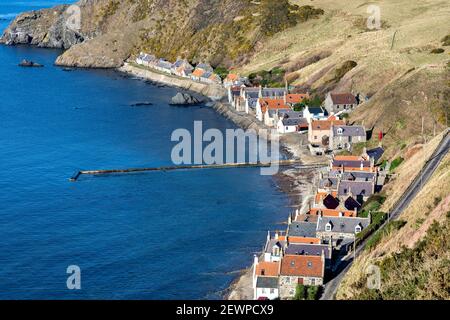 CROVIE VILLAGE ABERDEENSHIRE SCOTLAND THE ROW OF HOUSES AND BLUE SEA  OF THE BAY Stock Photo