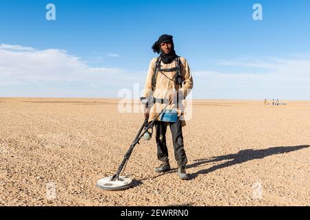 Tuareg searching with a metal detector for gold in the Tenere desert, Sahara, Niger, Africa Stock Photo