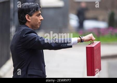 Chancellor Rishi Sunak holds up the Red briefcase outside no11 Downing Street before leaving for Parliament in Central London on the 3rd of March 2021 Stock Photo