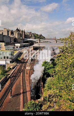 Class A4 Pacific No 60007 Sir Nigel Gresley leaving Edinburgh Waverley station with a rail-tour to Dundee, seen from above Calton tunnel. 17.05.2009. Stock Photo