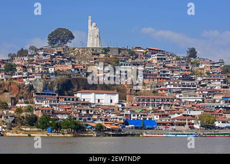 40 meter tall statue of José María Morelos, great hero of Mexico's independence on the island Isla de Janitzio in lake Pátzcuaro, Michoacán, Mexico Stock Photo