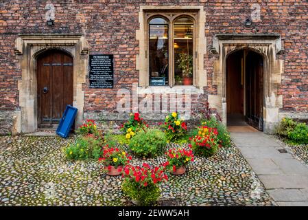 Historic Porters Lodge doorway in Peterhouse College, part of the University of Cambridge. The oldest college in the University, founded in 1284. Stock Photo