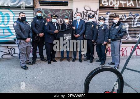Auxiliary Police Officer of NYPD on duty at the 2006 Ing New York City ...
