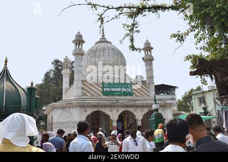 14th Feb 2021, Shivapur, Maharashtra, India. Devotees come to pray at Hazrat Qamar Ali Darvesh Dargah or Mosque in Shivapur, a small village 20 kms aw Stock Photo