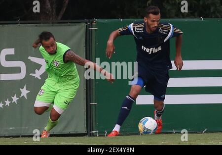 Soccer player Leandro Pereira, of SE Palmeiras during practice game against  the Portuguese team at the Academy of Football, in the neighborhood of  Barra Funda. SÃ£o Paulo/SP, Brazil-2/23/2015. Photo: Cesar Greco/Fotoarena  ***