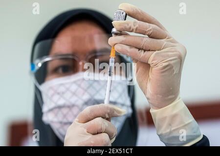 Sungai Buloh, Selangor, Malaysia. 1st Mar, 2021. A health worker loads a syringe with a dose of the Pfizer-BioTech Covid-19 vaccine at the UiTM Hospital in Sungai Buloh. The Malaysia government says 500,000 front liners of the country nationwide are set to receive the first dose of the Covid-19 vaccine in the first quarter of this year. Credit: Vivian Lo/SOPA Images/ZUMA Wire/Alamy Live News Stock Photo