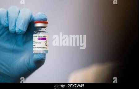 04 March 2021, Lower Saxony, Hanover: A doctor shows a vial of AstraZeneca vaccine at the Lower Saxony Central Police Directorate. Prioritized vaccination of police officers has begun in Lower Saxony. Photo: Julian Stratenschulte/dpa Stock Photo