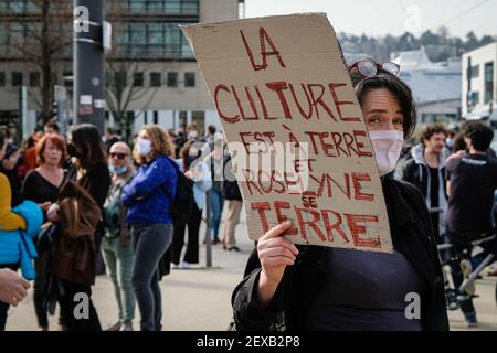 Lyon (France), March 04, 2021. Gathering of the world of culture in front of the Halle Tony Garnier.A demonstrator with a sign in the crowd. Stock Photo