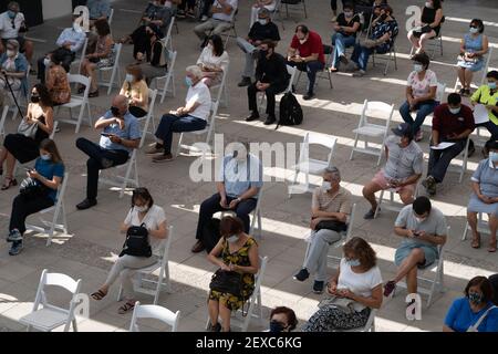 Santiago, Metropolitana, Chile. 4th Mar, 2021. A group of people wait to receive their first or second dose of the Sinovac vaccine against the coronavirus depending on the vaccination schedule, at a vaccination center in Santiago. Credit: Matias Basualdo/ZUMA Wire/Alamy Live News Stock Photo