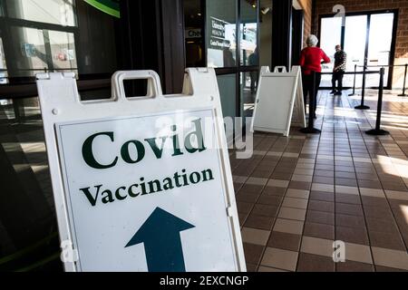 People entering COVID vaccination site run by the state of Vermont Health Department, in former J.C. Penny store in the Berlin Mall, Berlin, VT, USA. Stock Photo