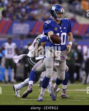 New York Giants Eli Manning bleeds from his forehead after being