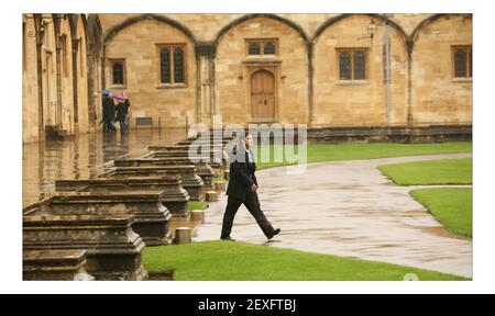 Bilawal Bhutto Zardari walks across a quadrangle at Christ Church College in Oxford, southern England January 11, 2008. The son of assassinated Pakistani opposition leader Benazir Bhutto, and now Chairman of the Pakistani People's Party, is beginning a new term as an undergraduate student at Oxford University.  pic David Sandison Stock Photo