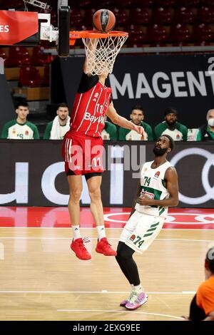 Vladimir Lucic (FC Bayern Basketball, #11) mit Ball am Korb, GER, FC ...