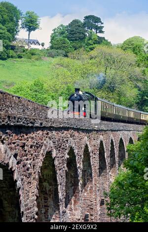 England, Devon, GWR Steam Locomotive No. 4277 'Hercules' crossing Greenway Viaduct on the Dartmouth Steam Railway Stock Photo