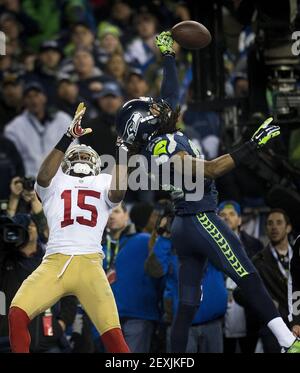 December 15, 2013: Seattle Seahawks outside linebacker Malcolm Smith (53)  tackles New York Giants tight end Bear Pascoe (86) during the first half of  Stock Photo - Alamy