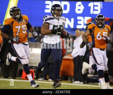 December 15, 2013: Seattle Seahawks outside linebacker Malcolm Smith (53)  tackles New York Giants tight end Bear Pascoe (86) during the first half of  Stock Photo - Alamy