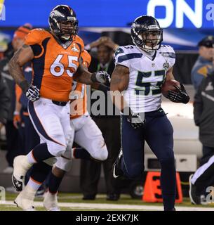 December 15, 2013: Seattle Seahawks outside linebacker Malcolm Smith (53)  tackles New York Giants tight end Bear Pascoe (86) during the first half of  Stock Photo - Alamy