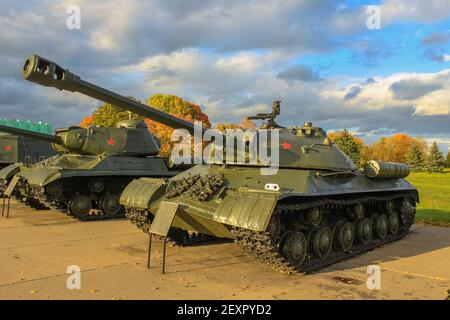 STALIN’S HEAVY TANKS 1941-1945 THE KV wwii experimental secret weapon- russian land battleship kv-vi tank