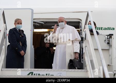 Rome, Italy. 05th Mar, 2021: Pope Francis waves as he boards a plane to depart to Iraq at Rome's Fiumicino airport Credit: Independent Photo Agency/Alamy Live News Stock Photo