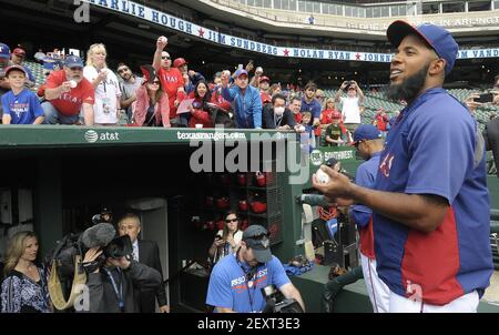 Elvis Andrus Makes Young Baseball Fans Day & Signs Autographs for DOZENS of  Texas Rangers Fans 