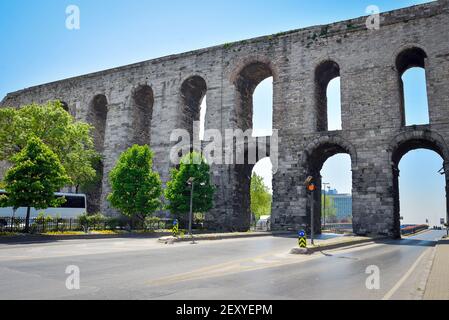 The Valens Aqueduct  is a Roman aqueduct which was the major water-providing system of the Eastern Roman capital of Constantinople. One of the most im Stock Photo