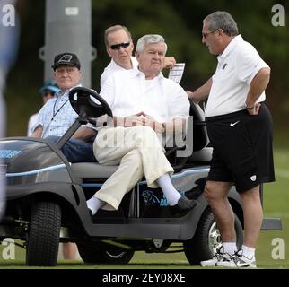 Carolina Panthers team owner Jerry Richardson and head coach John Fox chat  during football practice Thursday, May, 28, 2009, in Charlotte, N.C. (AP  Photo/The Charlotte Observer, Jeff Siner Stock Photo - Alamy