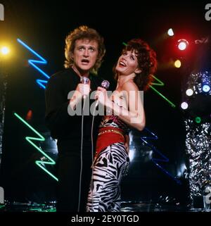 Peter Hofmann, deutscher Opernsänger, Tenor, bekannt auch als Rocksänger, Auftritt im Duett mit Deborah Sasson, amerikanische Opernsängerin und Musicaldarstellerin, 1982. Peter Hofmann, German Opera singer, tenor, also known as Rock singer, TV performance as duet with Deborah Sasson, American Opera singer and Musical actress, 1982. Stock Photo