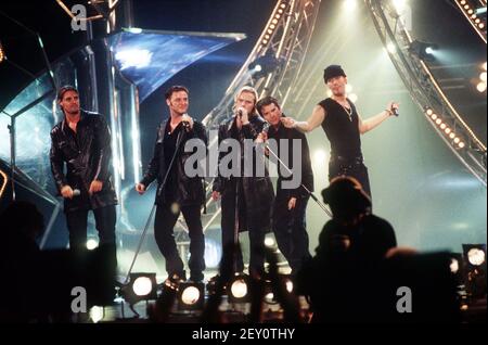 Boyzone, Ronan Keating, Shane Lynch, Mikey Graham, Keith Duffy, Stephen Gately, irische Boy Band, bei einem Auftritt circa 1998. Boyzone, Ronan Keating, Shane Lynch, Mikey Graham, Keith Duffy, Stephen Gately, Irish Boy Band, during a performance, circa 1998. Stock Photo