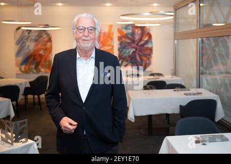 Baiersbronn, Germany. 05th Mar, 2021. Heiner Finkbeiner, senior chef of the hotel 'Traube Tonbach', stands in the interim restaurant 'temporaire - Schwarzwaldstube' of the Traube Tonbach after the digital awarding of the Michelin stars. The restaurants got their stars back, which they had lost after a fire in January 2020 in the parent house. Credit: Sebastian Gollnow/dpa/Alamy Live News Stock Photo