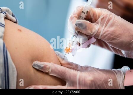 nurse prepares to give injection to patient Stock Photo - Alamy