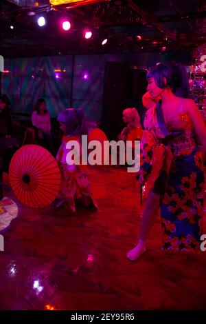 TOKYO, JAPAN - NOVEMBER 26, 2018: Women in traditional Japanese dance wearing Kimonos and shady nightlife Roboto restaurant Stock Photo