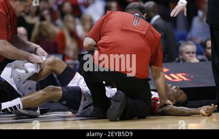 Louisville's Kevin Ware breaks leg in NCAA basketball tournament game