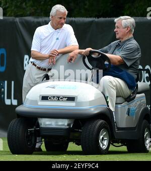 Carolina Panthers team owner Jerry Richardson and head coach John Fox chat  during football practice Thursday, May, 28, 2009, in Charlotte, N.C. (AP  Photo/The Charlotte Observer, Jeff Siner Stock Photo - Alamy